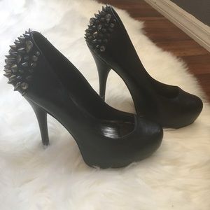 Black pumps with spike detail